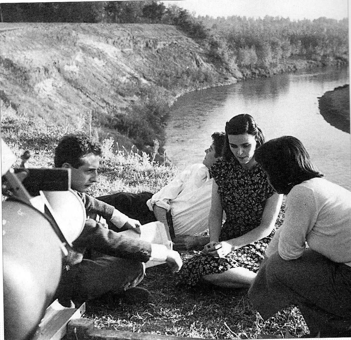 Lucia Bosè, Francesco Maselli e Goliarda Sapienza sul set de Gli sbandati (1955) © Archivio Sapienza Pellegrino Lucia Bosè, Francesco Maselli e Goliarda Sapienza sul set de Gli sbandati (1955) © Archivio Sapienza Pellegrino