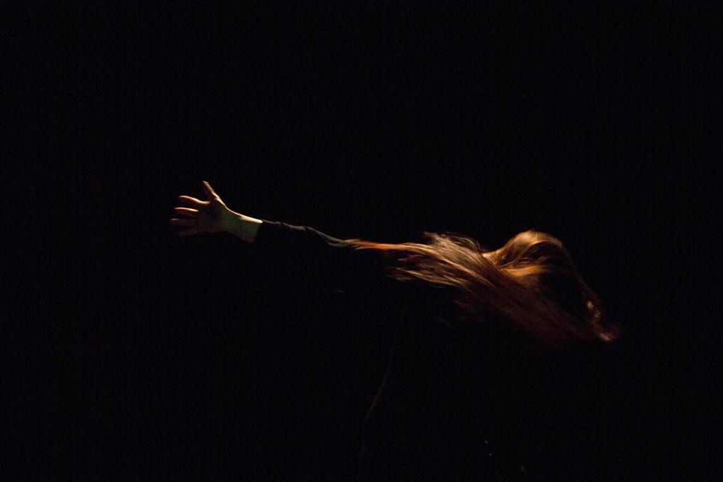 L’ombra della sera, 2015, regia, scene, luci di Alessandro Serra; foto di Alessandro Serra L’ombra della sera, 2015, regia, scene, luci di Alessandro Serra; foto di Alessandro Serra