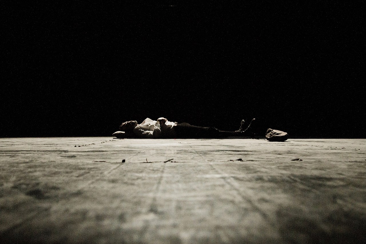 Teatropersona, Macbettu, 2017, regia, scene, luci, costumi di Alessandro Serra; foto di Alessandro Serra Teatropersona, Macbettu, 2017, regia, scene, luci, costumi di Alessandro Serra; foto di Alessandro Serra
