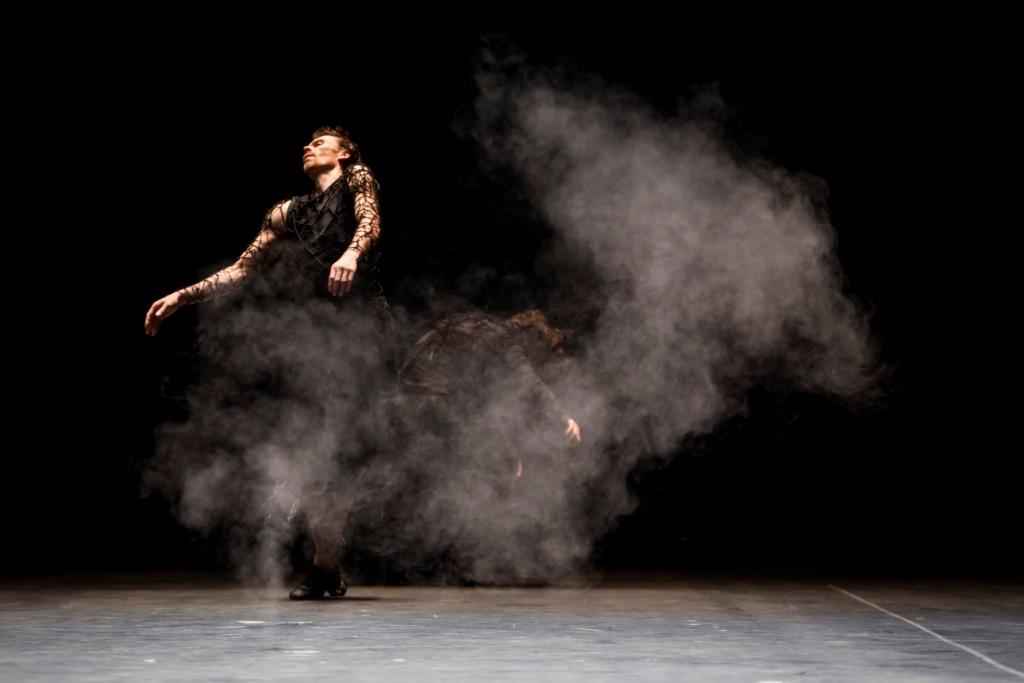 Darkness is hiding black horses ©Agathe Poupeney-Opéra National de Paris, 2013 Darkness is hiding black horses ©Agathe Poupeney-Opéra National de Paris, 2013