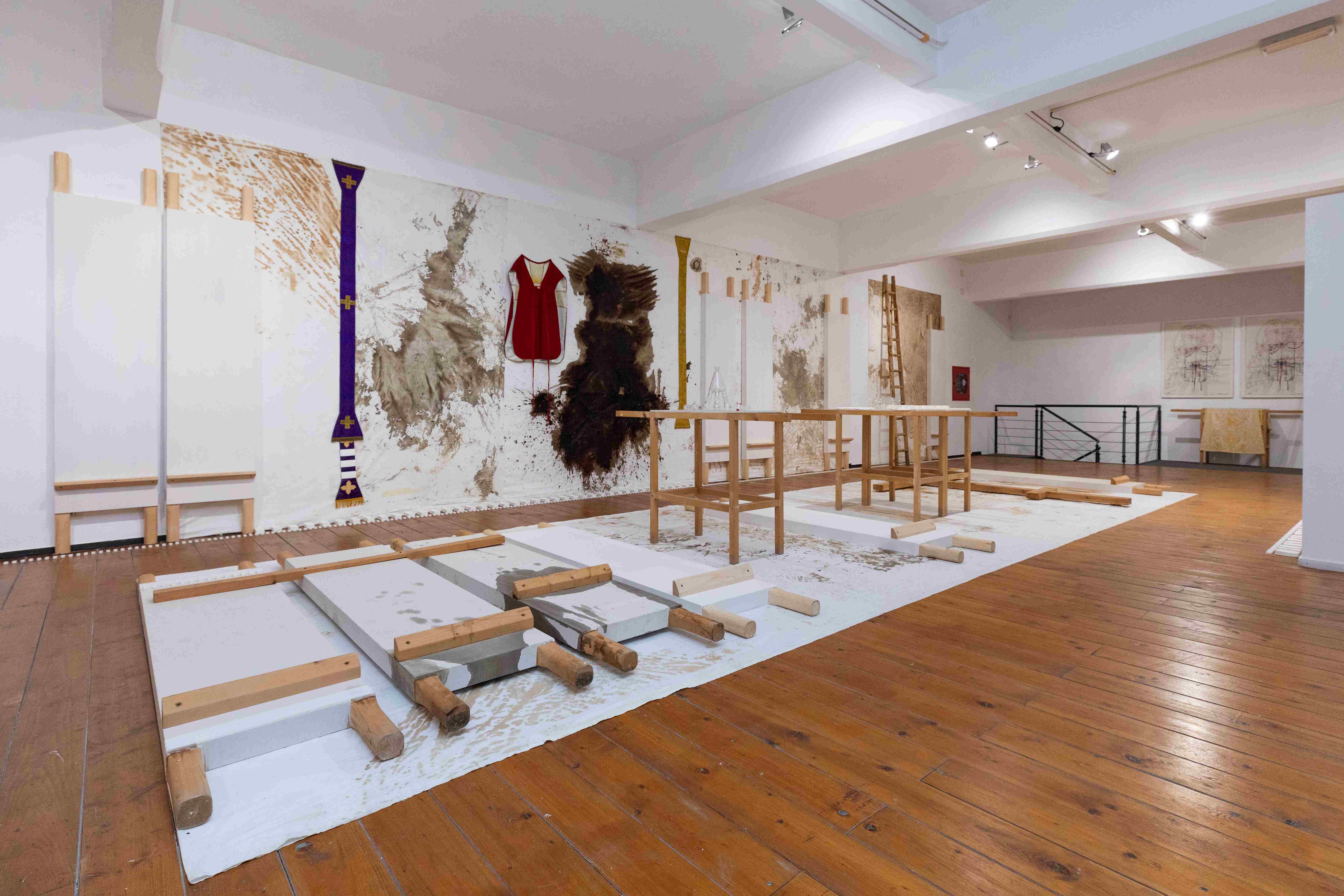 Hermann Nitsch, 50 anni di amicizia 1974-2024. Museo Hermann Nitsch, Napoli, allestimento 2024-2026. Foto: Amedeo Benestante. Courtesy Fondazione Morra, Napoli. L’allestimento è composto dai relitti della 158.aktion, che si è svolta presso il Museo Nitsch nel 2020 Hermann Nitsch, 50 anni di amicizia 1974-2024. Museo Hermann Nitsch, Napoli, allestimento 2024-2026. Foto: Amedeo Benestante. Courtesy Fondazione Morra, Napoli. L’allestimento è composto dai relitti della 158.aktion, che si è svolta presso il Museo Nitsch nel 2020