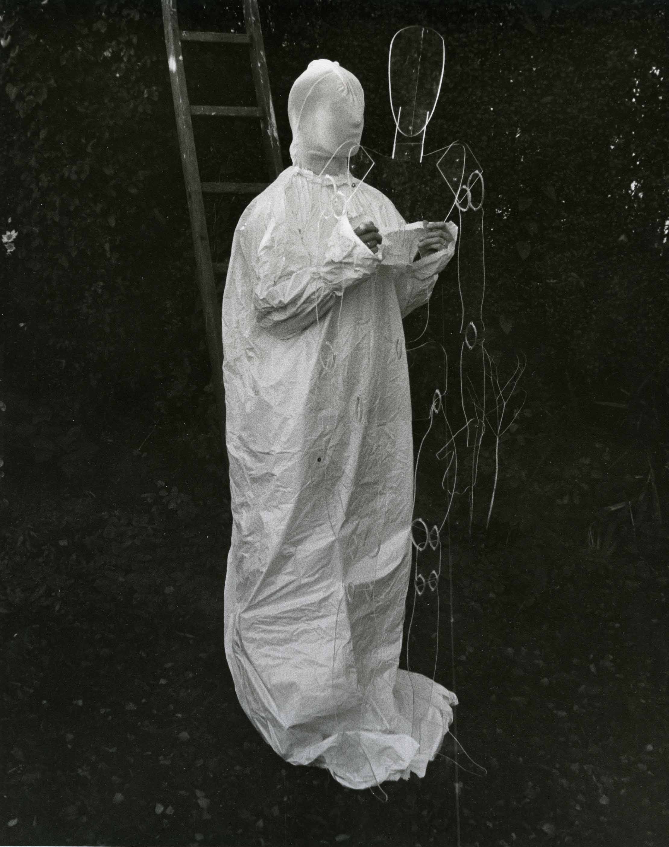  Fig. 1 Elaine Shemilt, iamdead, 1974, photograph from the set. Courtesy of the artist