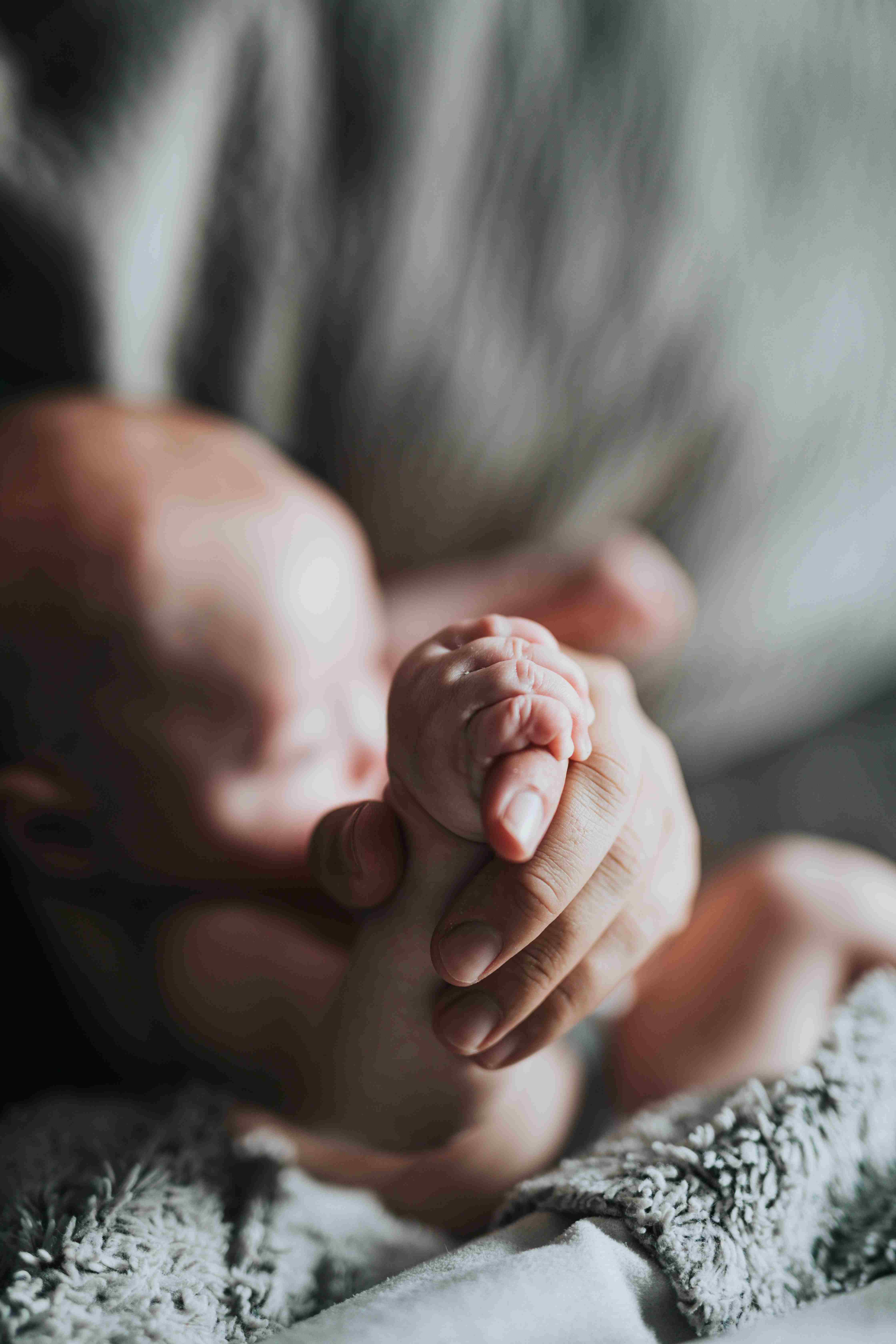 Fig. 1. Mamma e bambino [foto da banca dati Unsplash, ad uso gratuito; foto dell&rsquo;utente Nathan Dumlao]
