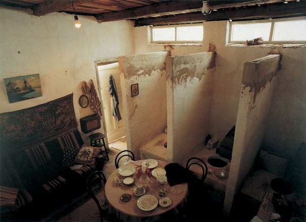Il’ja e Emilia Kabakov. Tualet (1992). Pietra, cemento, legno, pittura, bagni maschili, bagni femminili, oggetti casalinghi, mobili. Misure approssimative: 4,50x4,17x1,1 m. Installazione per la prima volta presentata a ‘Documenta IX’, Kassel, Germania Il’ja e Emilia Kabakov. Tualet (1992). Pietra, cemento, legno, pittura, bagni maschili, bagni femminili, oggetti casalinghi, mobili. Misure approssimative: 4,50x4,17x1,1 m. Installazione per la prima volta presentata a ‘Documenta IX’, Kassel, Germania