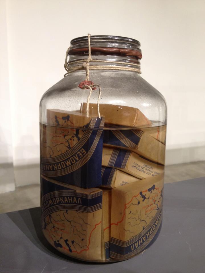 Sergej Volkov, Magazzino d’arte (1990). Particolare. Sigarette sovietiche Belomorkanal Sergej Volkov, Magazzino d’arte (1990). Particolare. Sigarette sovietiche Belomorkanal