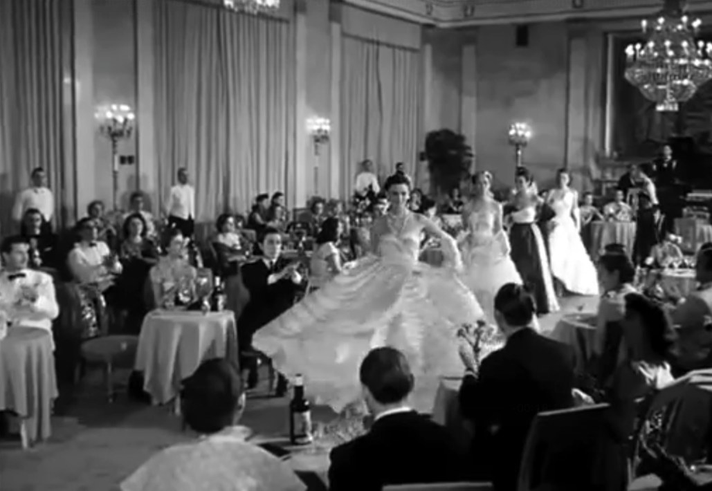 Marisa sfila con l&rsquo;abito delle Sorelle Fontana, Le ragazze di Piazza di Spagna (1952)
