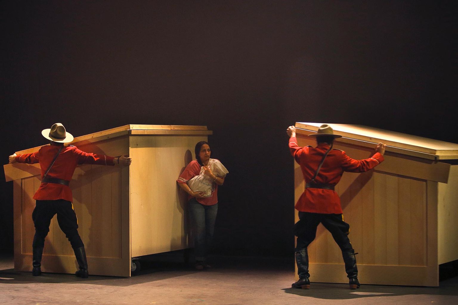 Giubbe rosse. Ph. Michèle Laurent, dal sito ufficiale del Théâtre du Soleil Giubbe rosse. Ph. Michèle Laurent, dal sito ufficiale del Théâtre du Soleil