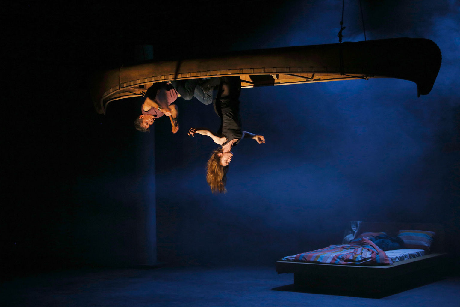 Canoa rovesciata. Ph. Michèle Laurent, dal sito ufficiale del Théâtre du Soleil Canoa rovesciata. Ph. Michèle Laurent, dal sito ufficiale del Théâtre du Soleil