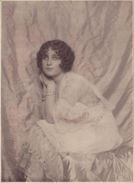 Fig. 8 Emilio Sommariva, Ritratto di Mimy Aylmer, 1916 (fonte: https://www.lombardiabeniculturali.it/fotografie/schede/IMM-2y010-0001048/)

