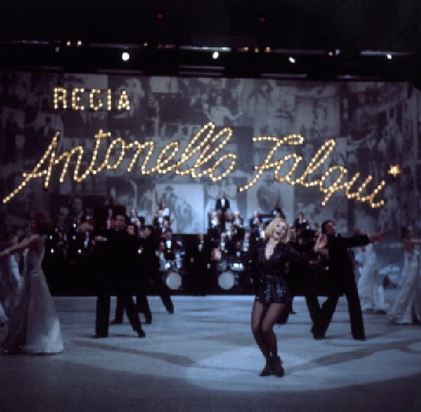 Raffaella Carrà nel balletto della sigla di testa del programma Raffaella Carrà nel balletto della sigla di testa del programma