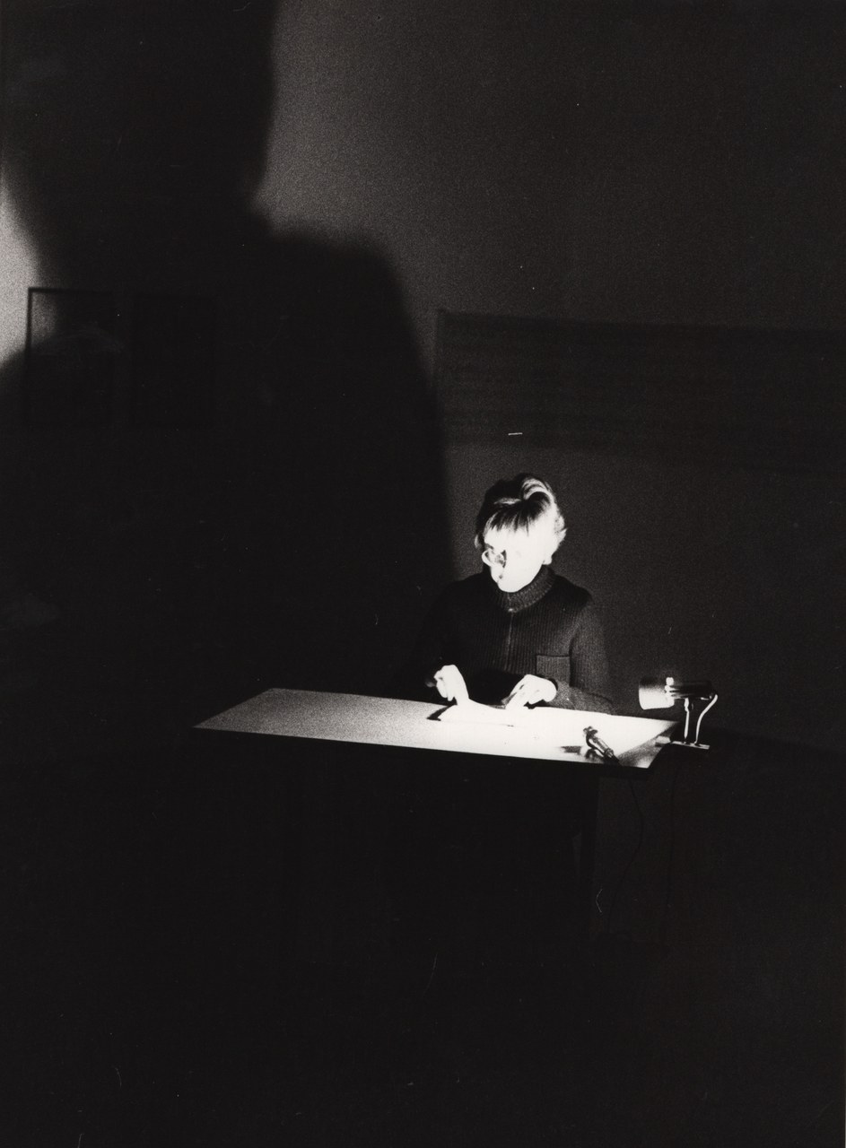 Tomaso Binga, Ti scrivo solo di domenica, fotografia della performance, Torino 1978 Tomaso Binga, Ti scrivo solo di domenica, fotografia della performance, Torino 1978