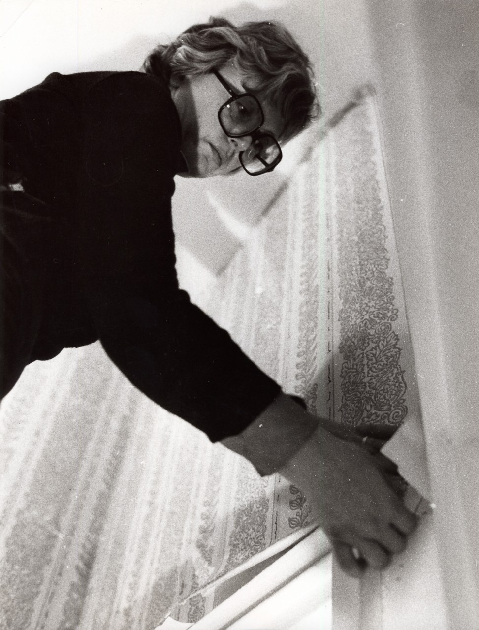 Tomaso Binga mentre lavora all’installazione Carta da parato a Casa Malangone, Roma 1976, foto Antonio Niego Tomaso Binga mentre lavora all’installazione Carta da parato a Casa Malangone, Roma 1976, foto Antonio Niego
