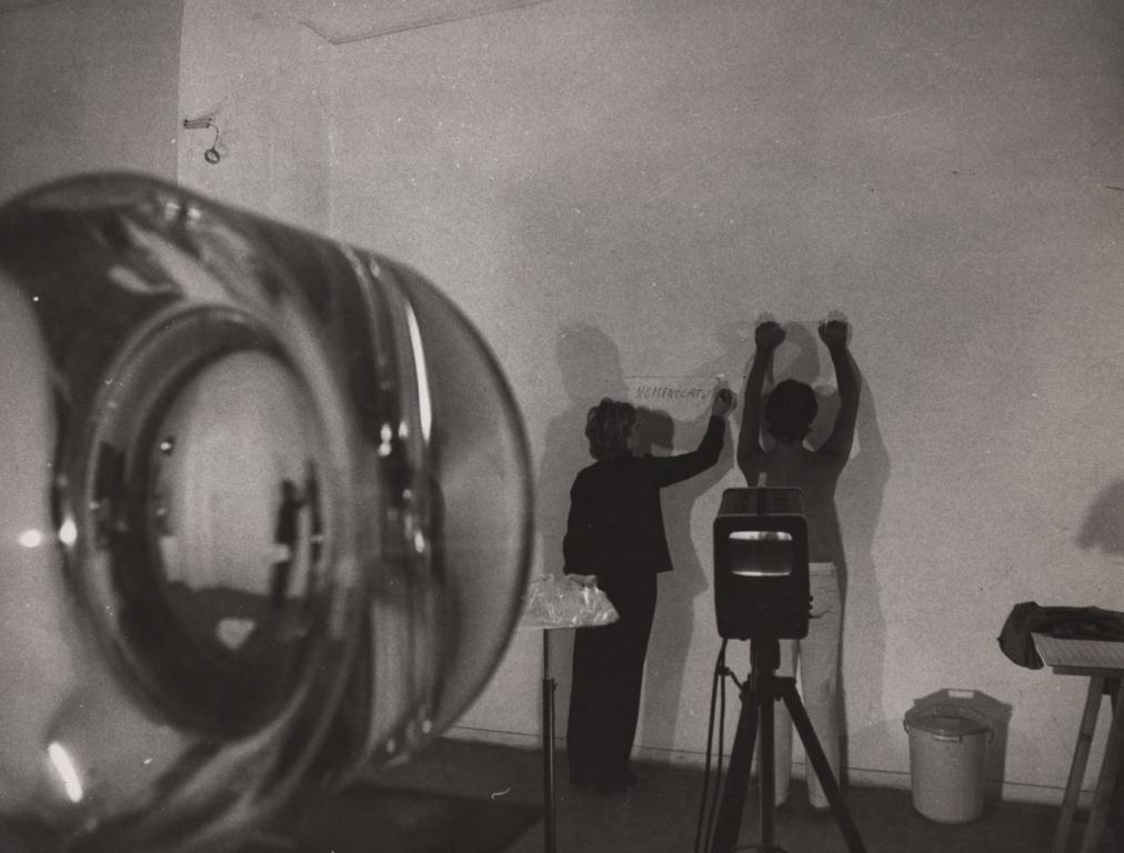 Tomaso Binga, Nomenclatura, fotografia della performance, Studio Pierelli, Roma 1973