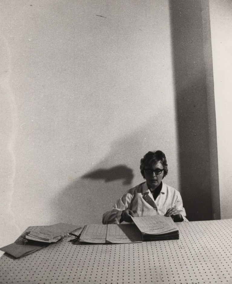 Tomaso Binga, L’ordine alfabetico, fotografia della performance, Studio Pierelli, Roma 1973