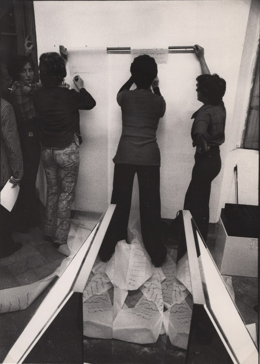 Tomaso Binga, Parole da conservare/parole da distruggere, fotografie della performance, Erbusco 1974, foto Verita Monselles Tomaso Binga, Parole da conservare/parole da distruggere, fotografie della performance, Erbusco 1974, foto Verita Monselles