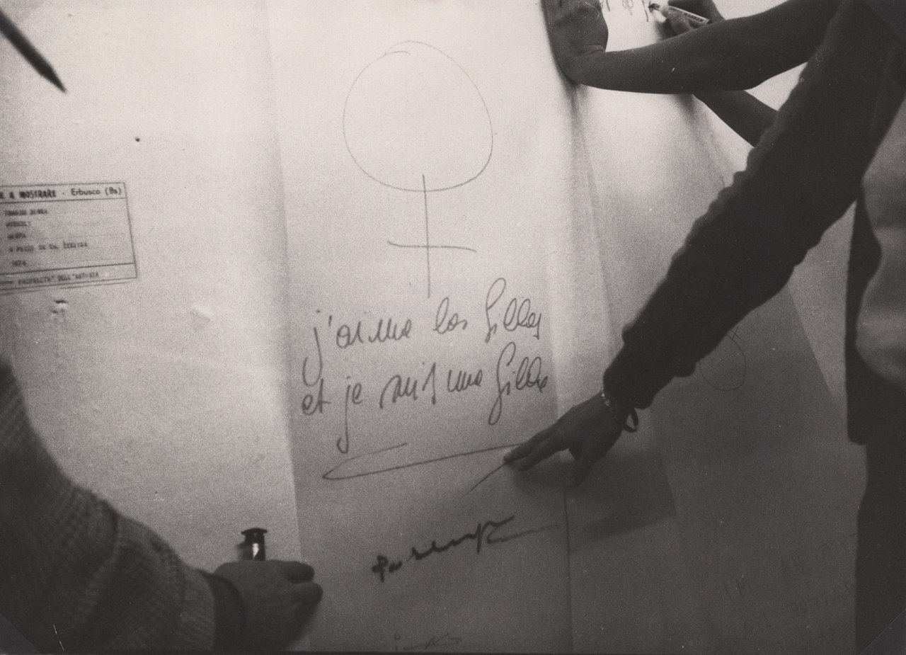Tomaso Binga, Parole da conservare/parole da distruggere, fotografie della performance, Erbusco 1974, foto Verita Monselles Tomaso Binga, Parole da conservare/parole da distruggere, fotografie della performance, Erbusco 1974, foto Verita Monselles