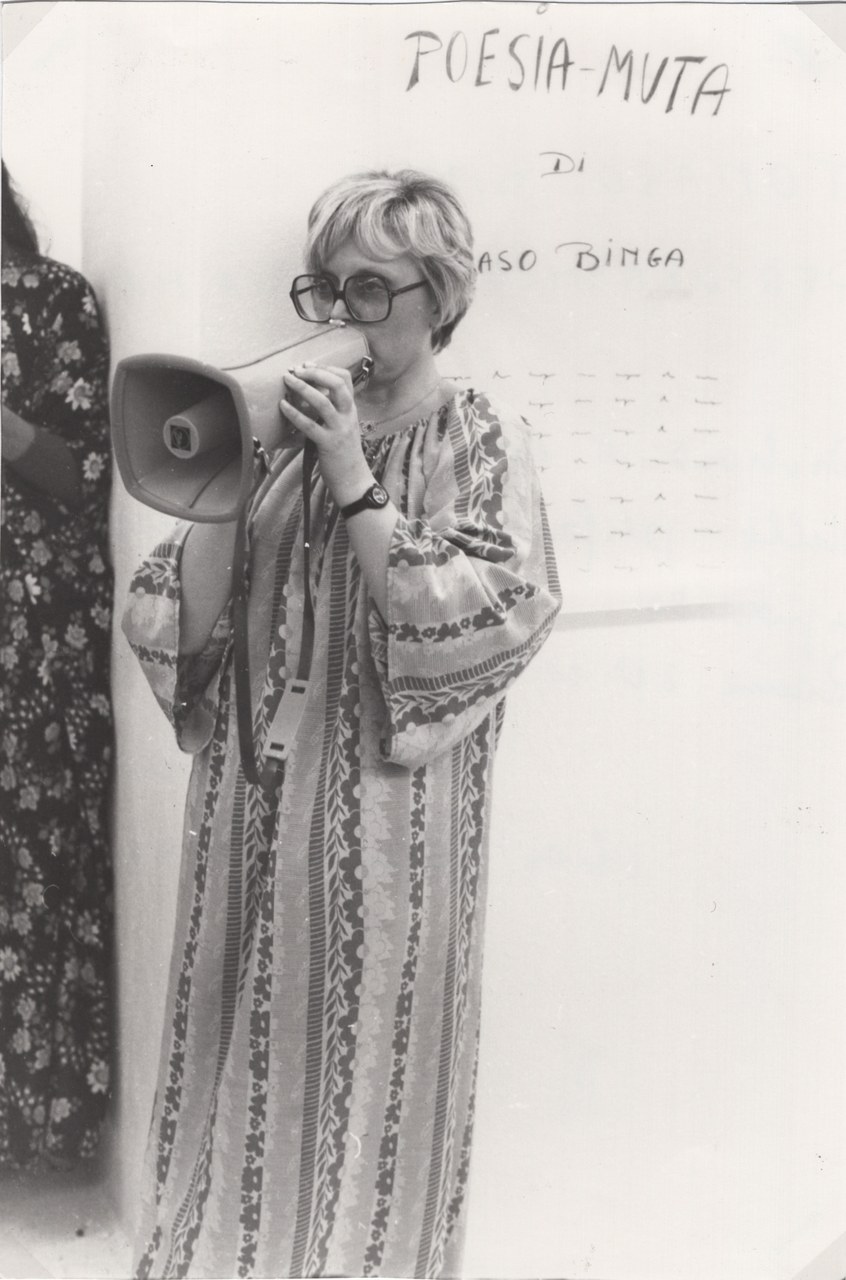 Tomaso Binga, Poesia muta, fotografia della performance, Salerno 1977 Tomaso Binga, Poesia muta, fotografia della performance, Salerno 1977