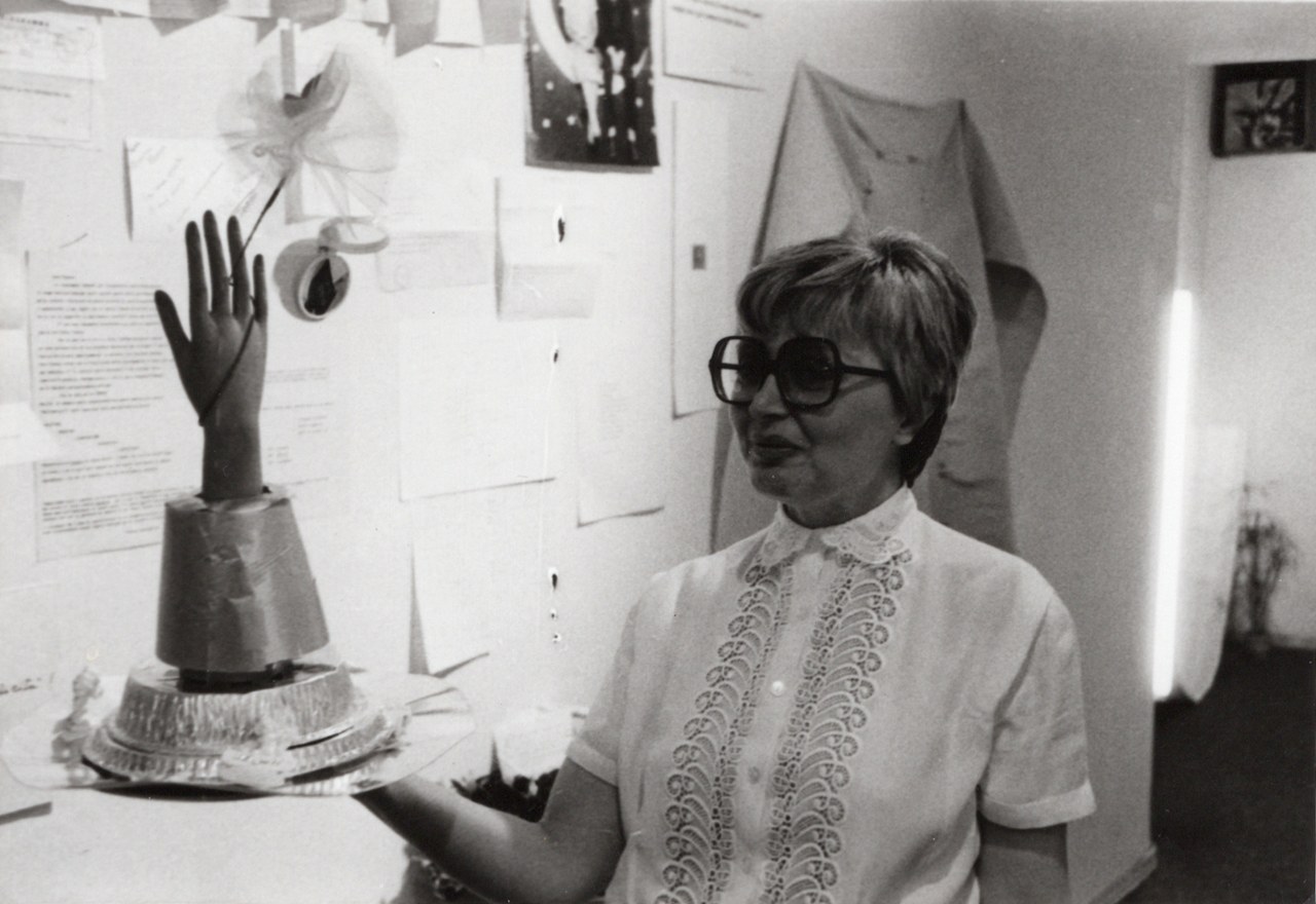 Tomaso Binga alla galleria Campo D di Roma durante l’inaugurazione della mostra-evento Bianca Menna e Tomaso Binga. Oggi spose, 1977 Tomaso Binga alla galleria Campo D di Roma durante l’inaugurazione della mostra-evento Bianca Menna e Tomaso Binga. Oggi spose, 1977