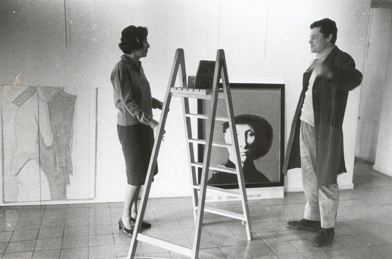 Foto dell’allestimento della mostra Angeli, Bignardi, Festa, Fioroni, Kounellis, Lombardo, Mambor, Tacchi, Galleria La Tartaruga, Roma, marzo del 1964