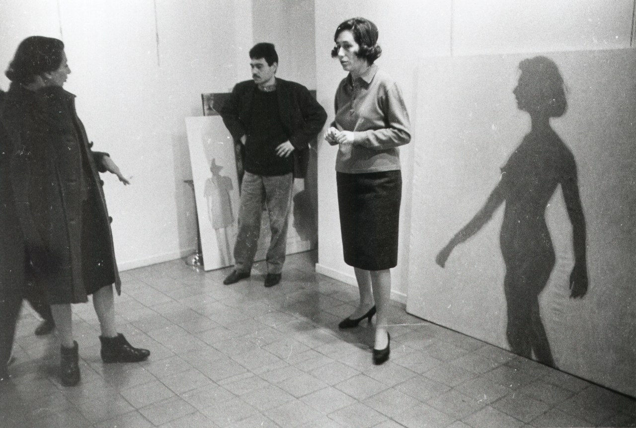 Foto dell’allestimento della mostra Angeli, Bignardi, Festa, Fioroni, Kounellis, Lombardo, Mambor, Tacchi, Galleria La Tartaruga, Roma, marzo del 1964 Foto dell’allestimento della mostra Angeli, Bignardi, Festa, Fioroni, Kounellis, Lombardo, Mambor, Tacchi, Galleria La Tartaruga, Roma, marzo del 1964
