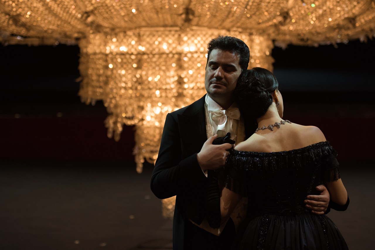 La traviata, regia e scene di Mario Martone, © Fabrizio Sansoni, Teatro dell’Opera di Roma, 2021 La traviata, regia e scene di Mario Martone, © Fabrizio Sansoni, Teatro dell’Opera di Roma, 2021