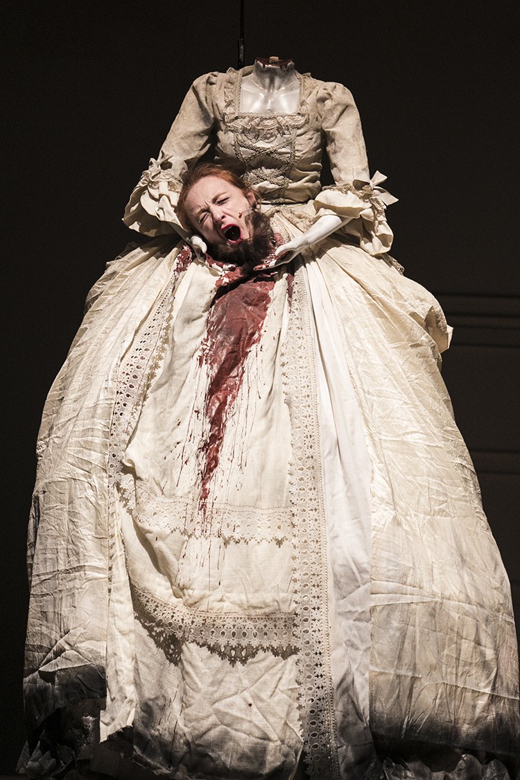 Federica Fracassi in una foto di scena di Erodiàs, regia di Renzo Martinelli, © Lorenza Daverio Federica Fracassi in una foto di scena di Erodiàs, regia di Renzo Martinelli, © Lorenza Daverio