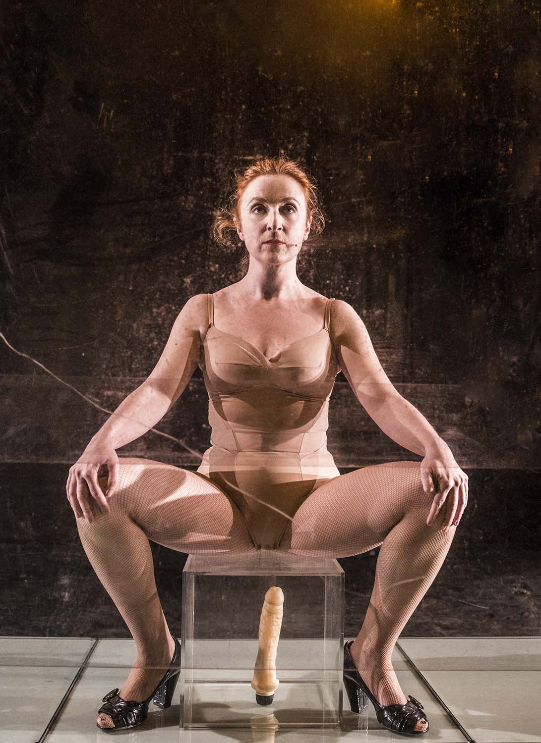 Federica Fracassi in una foto di scena di Erodiàs, regia di Renzo Martinelli, © Lorenza Daverio Federica Fracassi in una foto di scena di Erodiàs, regia di Renzo Martinelli, © Lorenza Daverio