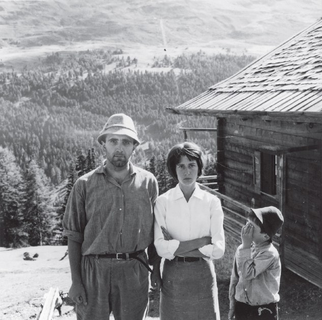 Enzo, Iela e Michele Mari, in un autoscatto stampato a p. 17 di Leggenda privata, Torino, Einaudi, 2017 Enzo, Iela e Michele Mari, in un autoscatto stampato a p. 17 di Leggenda privata, Torino, Einaudi, 2017