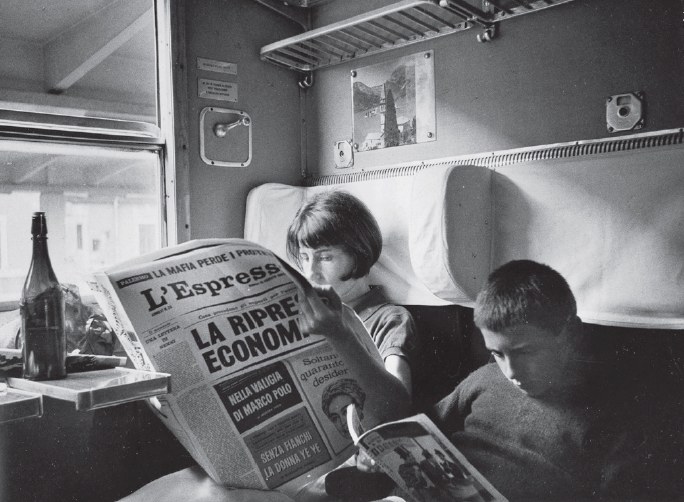 Iela e Michele Mari in treno, in una foto stampata a p. 168 di Leggenda privata, Torino, Einaudi, 2017 Iela e Michele Mari in treno, in una foto stampata a p. 168 di Leggenda privata, Torino, Einaudi, 2017