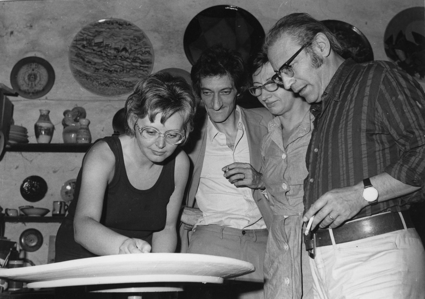Bianca Pucciarelli Menna, Edoardo Sanguineti con la moglie Luciana e Filiberto Menna, a Vietri sul Mare (SA), 1974. Courtesy Archivio Menna-Binga