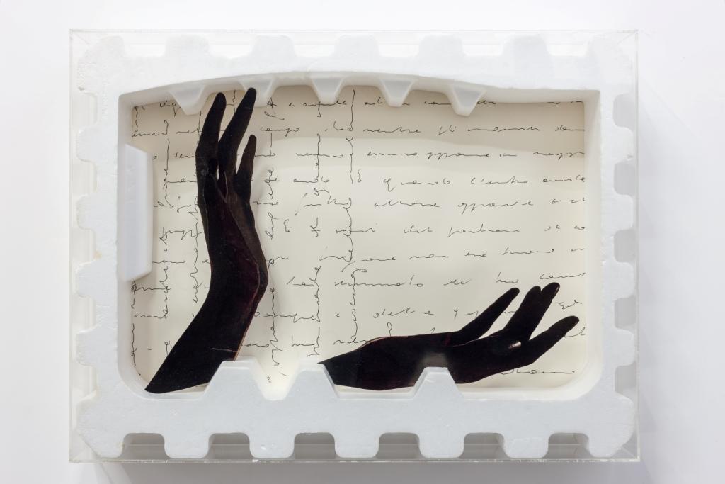 Tomaso Binga, Mani per una parabola, polistirolo, collage e plexiglass, 50,4 x 9,4 cm, 1973. Courtesy Tomaso Binga e Galleria Tiziana Di Caro – Collezione privata, Londra Tomaso Binga, Mani per una parabola, polistirolo, collage e plexiglass, 50,4 x 9,4 cm, 1973. Courtesy Tomaso Binga e Galleria Tiziana Di Caro – Collezione privata, Londra