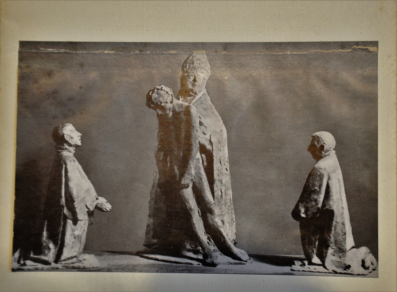 Giacomo Manzù, bozzetto per La Grande Pietà, in La Grande Pietà: bozzetto di Giacomo Manzù per un Monumento Papale, Edizione della Conchiglia, 1946 Giacomo Manzù, bozzetto per La Grande Pietà, in La Grande Pietà: bozzetto di Giacomo Manzù per un Monumento Papale, Edizione della Conchiglia, 1946