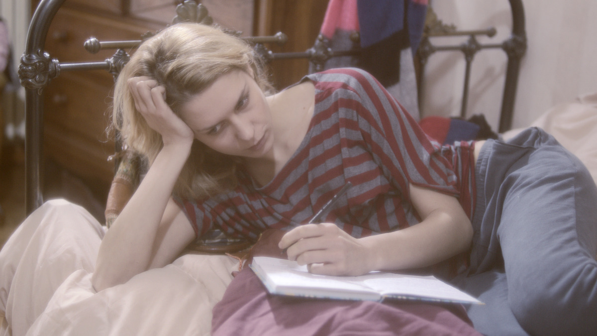 Emma scrive il diario della propria esperienza