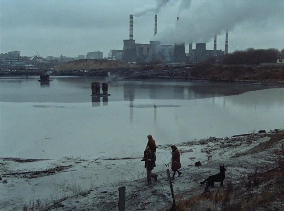 Fotogramma da Deserto rosso di Michelangelo Antonioni, 1964 – screenshot da terzi Fotogramma da Deserto rosso di Michelangelo Antonioni, 1964 – screenshot da terzi