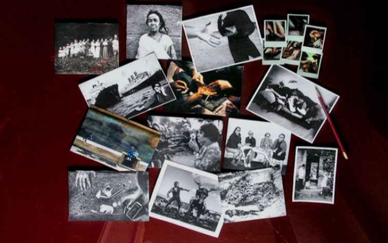 L’atlante di fotografie commentate in Une minute pour une image (1983) © Ciné-Tamaris L’atlante di fotografie commentate in Une minute pour une image (1983) © Ciné-Tamaris