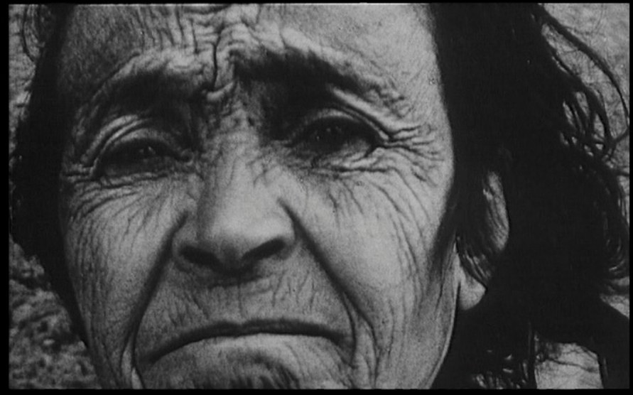 Un fotogramma di Une minute pour une image (1983): Marc Garanger, Femme algerien 1960 © Ciné-Tamaris Un fotogramma di Une minute pour une image (1983): Marc Garanger, Femme algerien 1960 © Ciné-Tamaris
