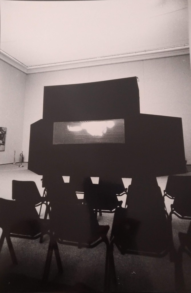 Fotografia dell’allestimento, Por No, 5 luglio 1988, rassegna Teatro Immaginario, Galleria d’Arte Moderna e Contemporanea, Roma. Courtesy Archivio A. Perilli, Orvieto.