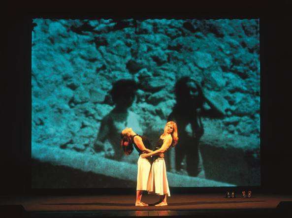 Fiorenza Menni e Chiara Lagani in una scena di Storia di un’amicizia. © Enrico Fedrigoli Fiorenza Menni e Chiara Lagani in una scena di Storia di un’amicizia. © Enrico Fedrigoli