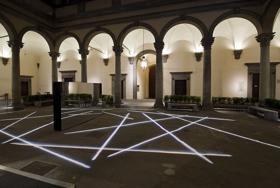 Tu sei qui, 2014, Cortile di Palazzo Strozzi, Firenze © Foto di Martino Margheri. Per ulteriori contributi: http://www.bianco-valente.com/ Tu sei qui, 2014, Cortile di Palazzo Strozzi, Firenze © Foto di Martino Margheri. Per ulteriori contributi: http://www.bianco-valente.com/