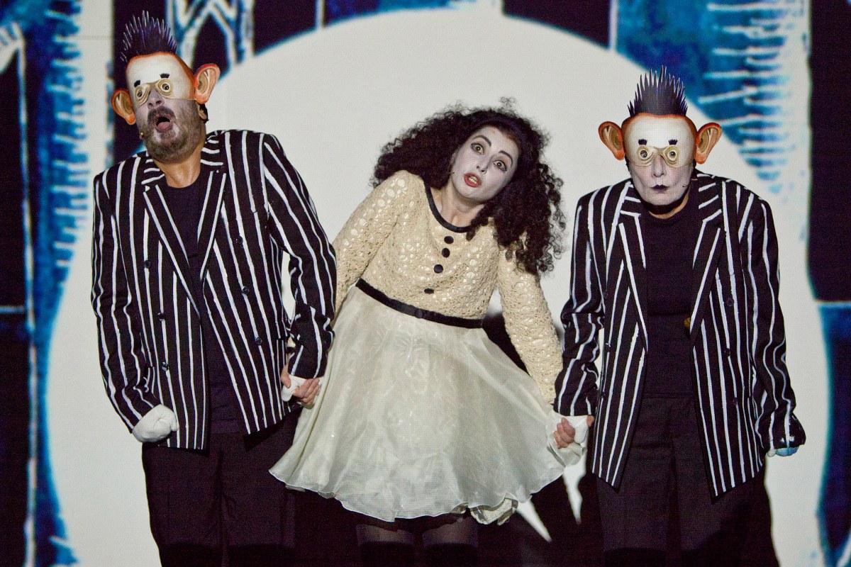 Alice (Elena Russo Arman) tra Spazio (Ida Marinelli) e Tempo (Francesco Bruni), Alice Underground, Elfo Puccini, Milano. Foto di Luca Piva. Alice (Elena Russo Arman) tra Spazio (Ida Marinelli) e Tempo (Francesco Bruni), Alice Underground, Elfo Puccini, Milano. Foto di Luca Piva.