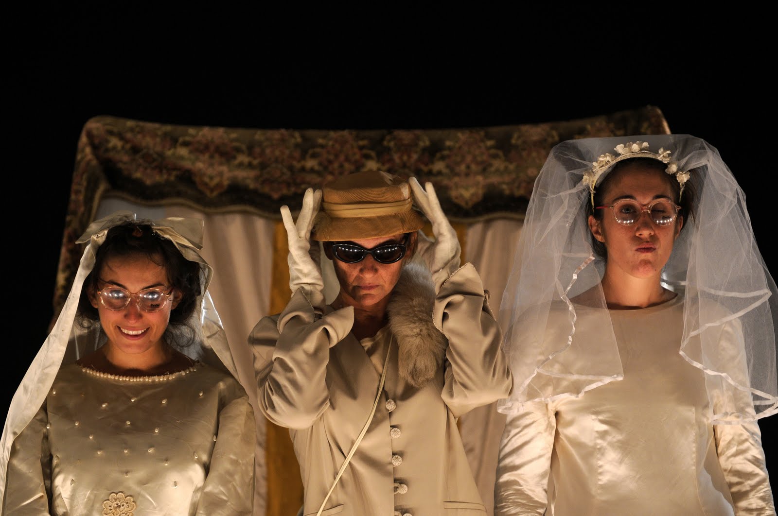 Anastasia, Genoveffa e Cenerentola, foto di scena di Carmine Maringola (2010) Anastasia, Genoveffa e Cenerentola, foto di scena di Carmine Maringola (2010)