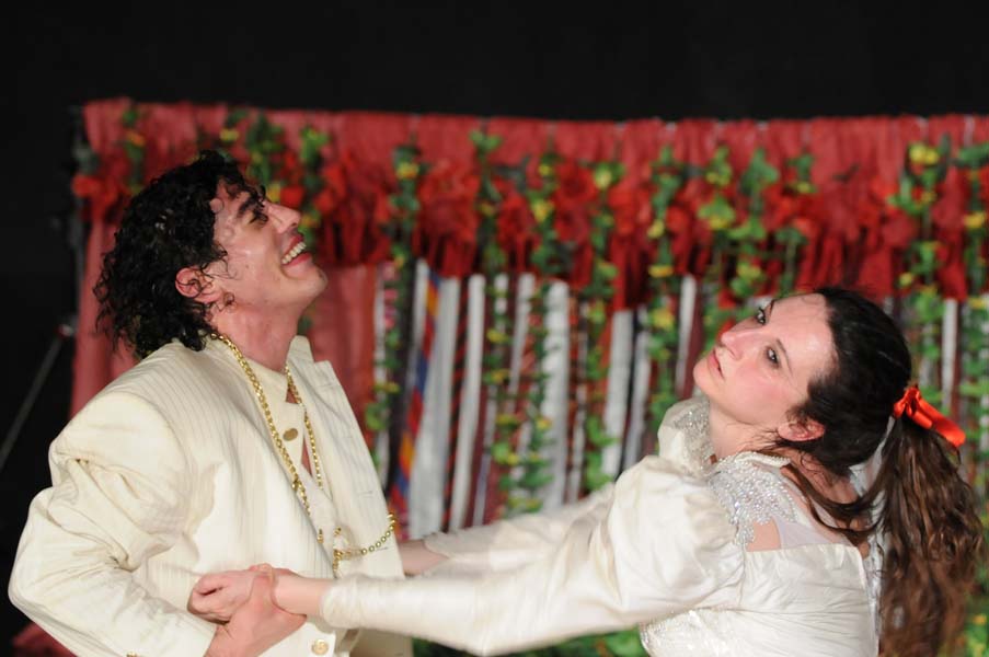 Gli alti e bassi di Biancaneve, foto di scena di Carmine Maringola (2012) Gli alti e bassi di Biancaneve, foto di scena di Carmine Maringola (2012)