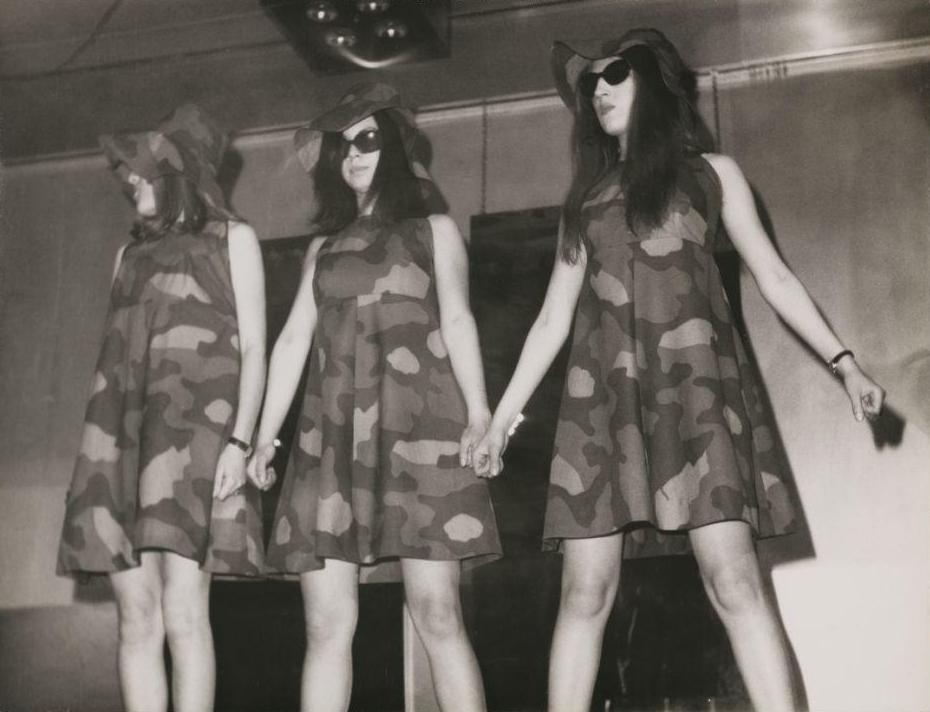 Alcune modelle indossano l’abito mimetico realizzato da Anne Marie Sauzeau durante la Beat Fashion Parade, 1967, Courtesy Agata Boetti