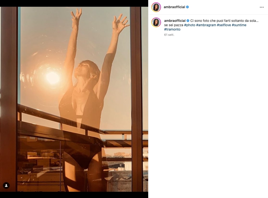 Fig. 8 &ndash; Foto in posa dal salotto di casa, Instagram @ambraofficial, 22 luglio 2021, https://www.instagram.com/p/CRpBxt4BXbo/. [Screenshot da terzi del profilo Instagram di Ambra Angiolini]
