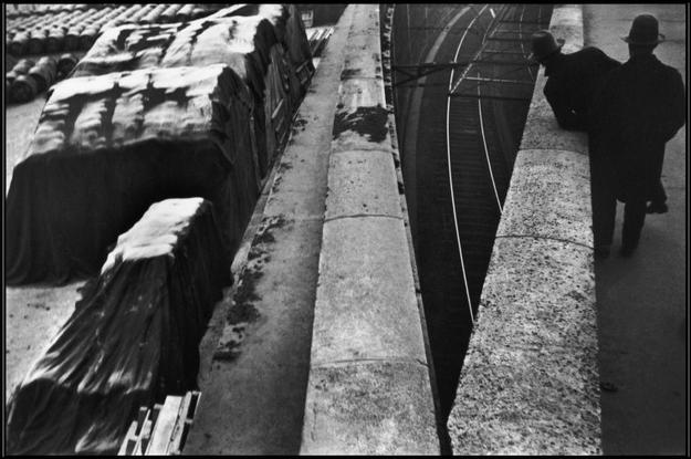 H. Cartier-Bresson, Quai St Bernard, vicino la stazione ferroviaria Gare d’Austerlitz, Parigi, Francia, 1932 H. Cartier-Bresson, Quai St Bernard, vicino la stazione ferroviaria Gare d’Austerlitz, Parigi, Francia, 1932