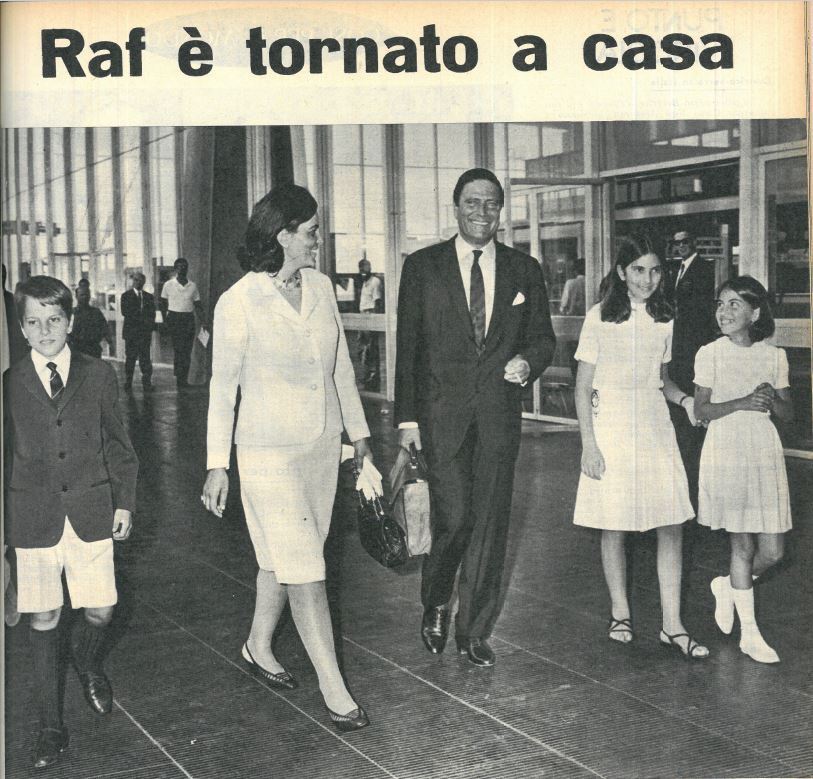 Fig. 8 Raf Vallone con la sua famiglia all&rsquo;aeroporto. &lsquo;Raf &egrave; tornato a casa&rsquo;, Cos&igrave;, 30, 25 luglio 1965, p. 45
