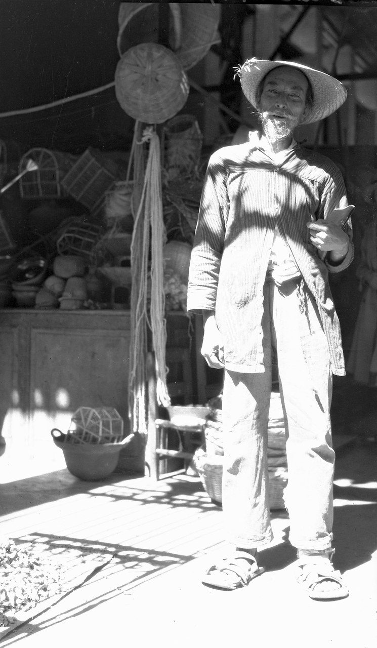 Foto EC.7.2.156, Archivio Contemporaneo del Gabinetto Vieusseux. Edita come foto n. 30 in Messico. Ha per titolo Mercante di terraglie, Querétaro Foto EC.7.2.156, Archivio Contemporaneo del Gabinetto Vieusseux. Edita come foto n. 30 in Messico. Ha per titolo Mercante di terraglie, Querétaro
