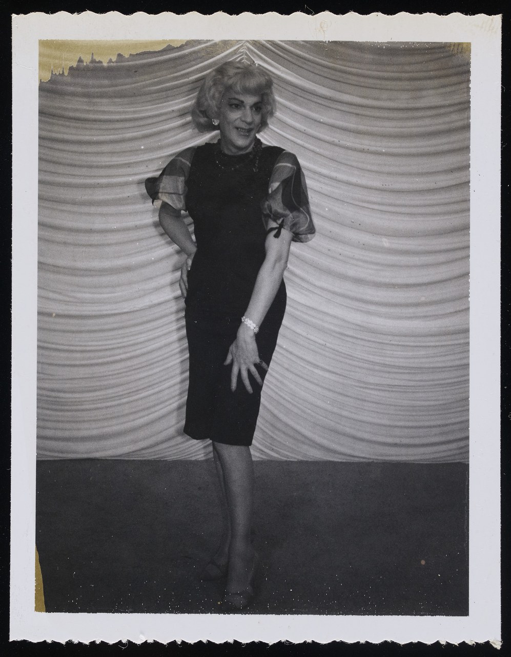 <p>Anonimo, <em>Susanna posing in front of white curtains</em>, 1955-1963 (&copy; Art Gallery of Ontario).</p>
