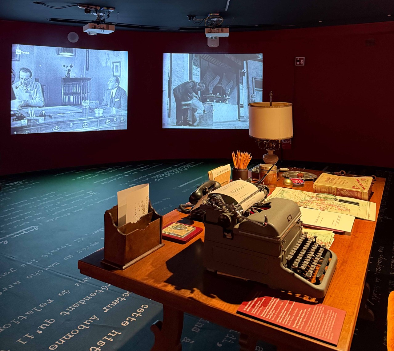 Uno scatto della mostra Georges Simenon. Otto viaggi di un romanziere, a cura di Gian Luca Farinelli e John Simenon (Bologna, 10 aprile 2025-8 febbraio 2026)