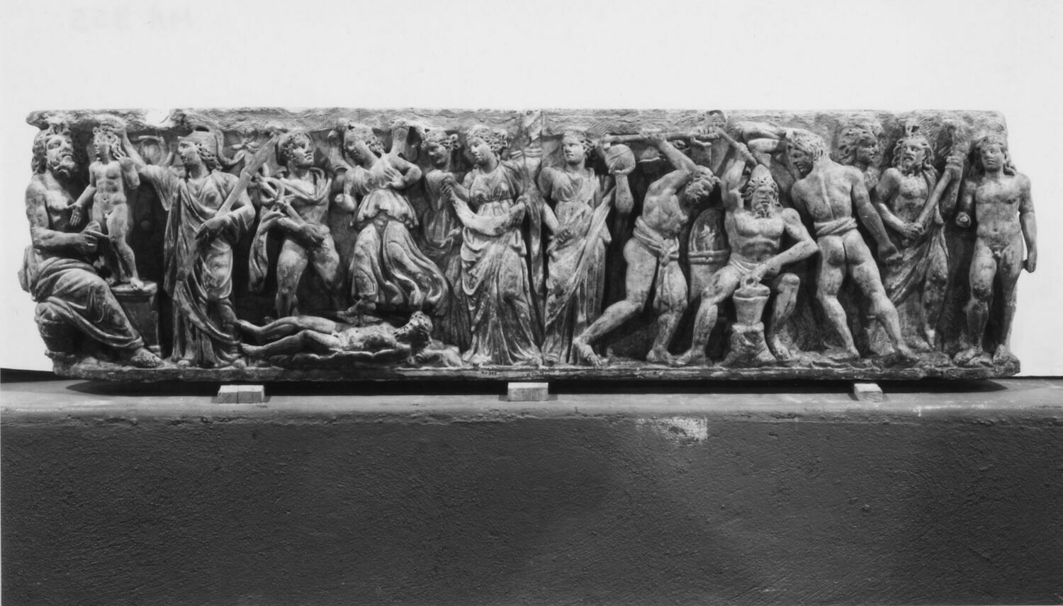 Sarcofago di marmo da Roma, circa 220 d.C., raffigurante alcune gesta di Prometeo, tra Epimeteo, Atena, Ermes, Psyche, le Parche, Efesto e i Ciclopi. Credito fotografico: Museo del Louvre https://collections.louvre.fr/ark:/53355/cl010250962 Sarcofago di marmo da Roma, circa 220 d.C., raffigurante alcune gesta di Prometeo, tra Epimeteo, Atena, Ermes, Psyche, le Parche, Efesto e i Ciclopi. Credito fotografico: Museo del Louvre https://collections.louvre.fr/ark:/53355/cl010250962